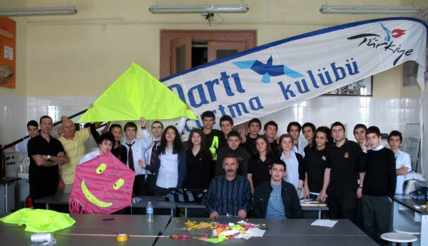 Öğrenciler yaptıkları uçurtmalarla Öğrenciler yaptıkları uçurtmalarla